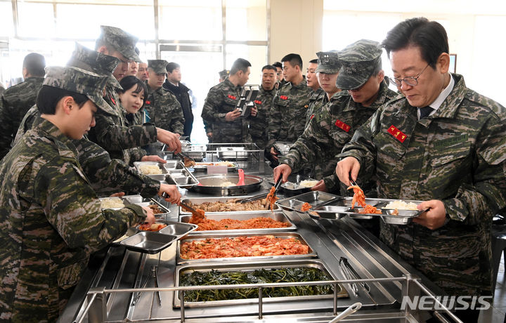 [서울=뉴시스] 국회사진기자단 = 설맞이 군장병 격려를 위해 24일 경기 김포시 통진읍 해병2사단 1여단을 찾은 이재명(오른쪽)더불어민주당 대표가 부대내 식당에서 점심식사를 위해 식판에 음식을 덜고 있다. 2024.01.24. photo@newsis.com