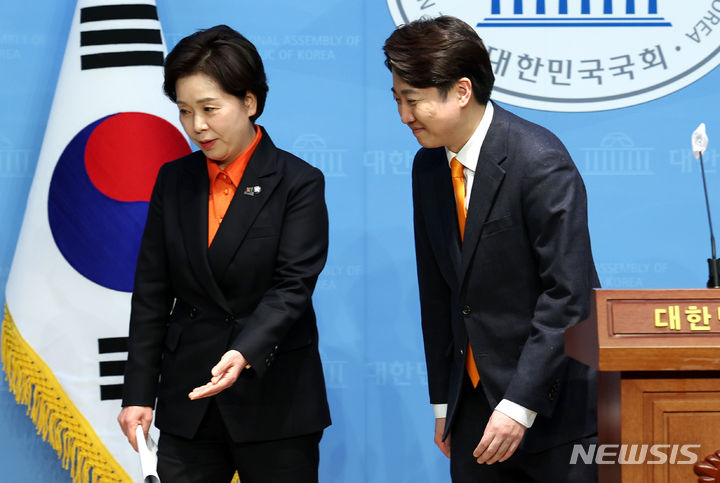 [서울=뉴시스] 추상철 기자 = 이준석 개혁신당 대표와 양향자 한국의희망 대표가 24일 오후 서울 여의도 국회에서 기자회견을 열고 과학기술 비전 발표와 함께 '합당' 선언을 한 후 이동하고 있다. 2024.01.24. scchoo@newsis.com