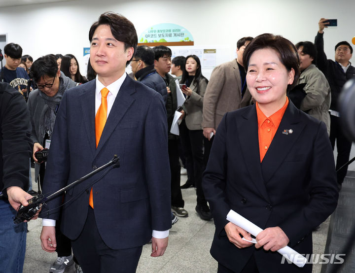 [서울=뉴시스] 추상철 기자 = 이준석 개혁신당 대표와 양향자 한국의희망 대표가 24일 오후 서울 여의도 국회에서 과학기술 비전 발표와 함께 '합당' 선언 기자회견을 한 후 이동하고 있다. 2024.01.24. scchoo@newsis.com