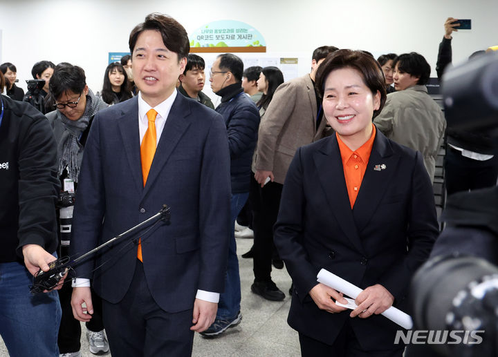 [서울=뉴시스] 추상철 기자 = 이준석 개혁신당 대표와 양향자 한국의희망 대표가 24일 오후 서울 여의도 국회에서 과학기술 비전 발표와 함께 '합당' 선언 기자회견을 한 후 이동하고 있다. 2024.01.24. scchoo@newsis.com