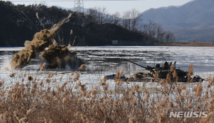 [포천=뉴시스] 고승민 기자 = 24일 경기 포천 도하훈련장에서 열린 육군 제7공병여단, 수도기계화보병사단(수기사) 제병협동 도하훈련에서 수기사 26여단 TF K21 장갑차가 강습도하를 하던 중 연막탄을 터뜨리고 있다. 2024.01.24. kkssmm99@newsis.com