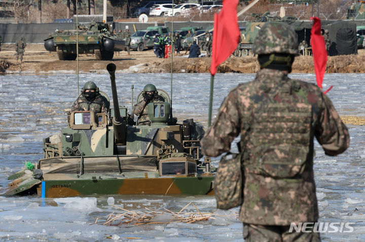 [포천=뉴시스] 고승민 기자 = 24일 경기 포천 도하훈련장에서 열린 육군 제7공병여단, 수도기계화보병사단(수기사) 제병협동 도하훈련에서 K21 장갑차가 강습도하를 하고 있다. 2024.01.24. kkssmm99@newsis.com