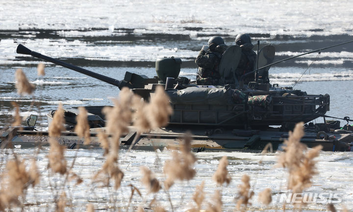 [포천=뉴시스] 고승민 기자 = 24일 경기 포천 도하훈련장에서 열린 육군 제7공병여단, 수도기계화보병사단(수기사) 제병협동 도하훈련에서 K21 장갑차가 강습도하를 하고 있다. 2024.01.24. kkssmm99@newsis.com