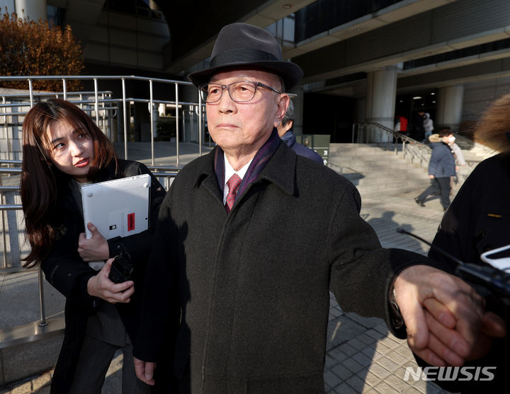 [서울=뉴시스] 김진아 기자 = 박근혜 정부 시절 이른바 '문화계 블랙리스트' 사건으로 재판에 넘겨진 김기춘 전 대통령 비서실장이 24일 서울 서초구 서울고등법원에서 열린 파기환송심에서 징역 2년을 선고받은 후 법정을 나서고 있다. 함께 기소된 조윤선 전 문화체육관광부 장관은 징역 1년 2개월을 선고받았다. 2024.01.24. bluesoda@newsis.com