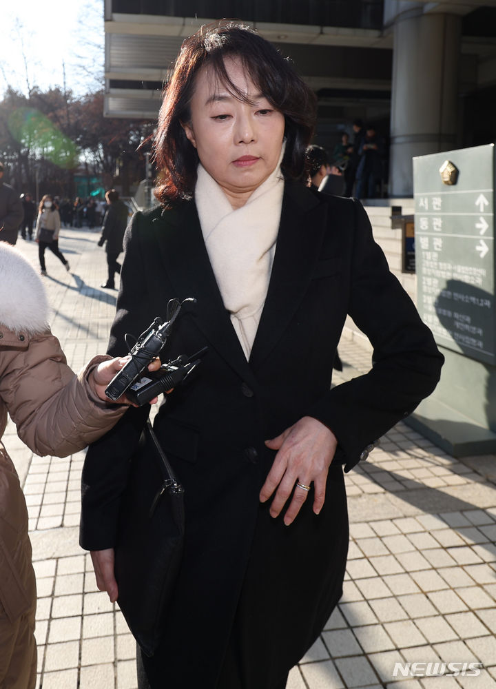 [서울=뉴시스] 김진아 기자 = 박근혜 정부 시절 이른바 '문화계 블랙리스트' 사건으로 재판에 넘겨진 조윤선 전 문화체육관광부 장관이 24일 서울 서초구 서울고등법원에서 열린 파기환송심에서 징역 1년 2개월을 선고받은 후 법정을 나서고 있다. 함께 기소된 김기춘 전 대통령 비서실장은 징역 2년을 선고받았다. 2024.01.24. bluesoda@newsis.com