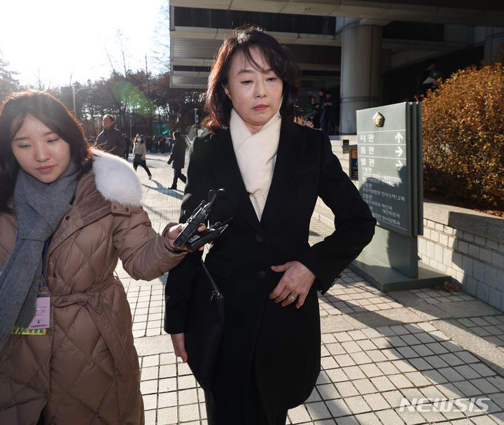 [서울=뉴시스] 김진아 기자 = 박근혜 정부 시절 이른바 '문화계 블랙리스트' 사건으로 재판에 넘겨진 조윤선 전 문화체육관광부 장관이 24일 서울 서초구 서울고등법원에서 열린 파기환송심에서 징역 1년 2개월을 선고받은 후 법정을 나서고 있다. 함께 기소된 김기춘 전 대통령 비서실장은 징역 2년을 선고받았다. 2024.01.24. bluesoda@newsis.com