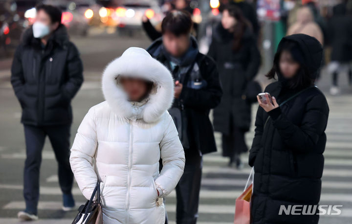 [서울=뉴시스] 김선웅 기자 = 한파가 이어진 지난 1월24일 저녁 서울 중구 명동에서 퇴근하는 직장인 등 시민들이 길을 걷고 있다. 2024.01.24. mangusta@newsis.com