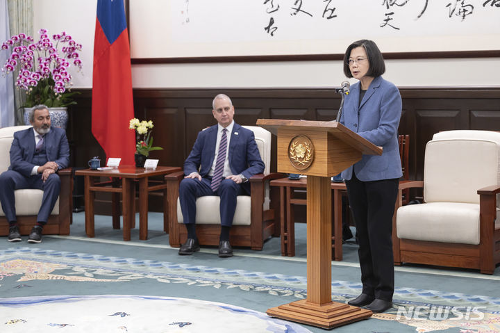 [타이베이=AP/뉴시스] 25일 대만 타이베이 총통부에서 차이잉원 총통이 미국 의회 대표단을 접견하는 자리에서 연설하고 있다. 미국 하원 외교위원회 인도·태평양 소위원장인 아미 베라 의원(민주당)과 미 의회 ‘대만 코커스’의 공동의장인 마리오 디애즈발라트 의원(공화당) 등 5명으로 구성된 미 의회 대표단은 24~26일 3일간 대만을 방문한다. 2024.01.25