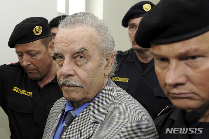 [장트 푈텐(오스트리아)=AP/뉴시스]'아스테텐의 괴물'로 알려진 요제프 프리츨(가운데)이 2009년 3월19일 재판을 위해 오스트리아 장트 푈텐 지방법원으로 호송되고 있다. 오스트리아 법원이 24년 간 자신의 친딸을 감금하고 성폭행해 7명의 자녀를 낳은 오스트리아의 요제프 프리츨(88)이 정신과 구금에서 벗어나 일반 교도소로 이감해도 된다고 25일 판결했다. 2024.01.25.
