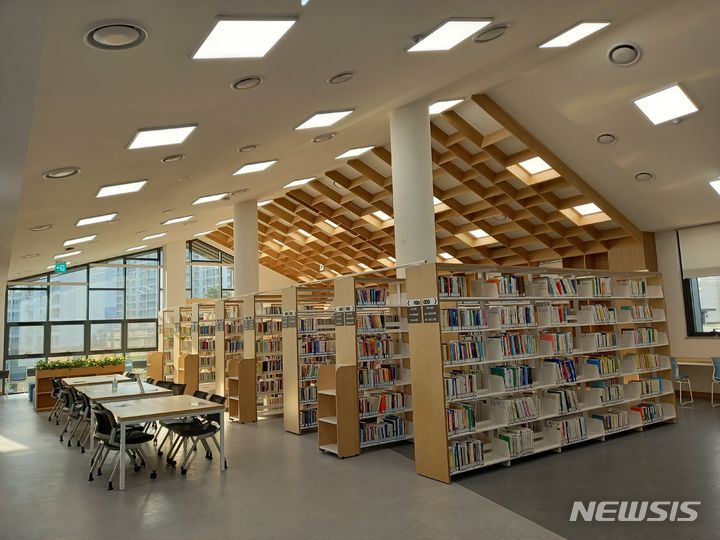 [용인=뉴시스] 용인시 서농도서관 열람실