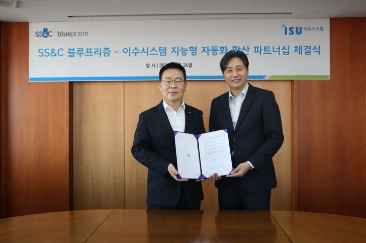 손원동 이수시스템 대표이사(왼쪽) 김병섭 SS&C 블루프리즘코리아 지사장(오른쪽). (사진=이수시스템) *재판매 및 DB 금지