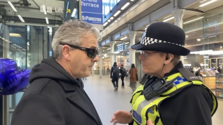 영국 경찰이 카바나 씨에게 언쟁을 했던 일행의 입장을 전달하며 자신과의 대화를 촬영하지 말아달라고 요청하고 있다. (사진=유튜브 채널 'Brendan Kavanagh' 캡처) *재판매 및 DB 금지