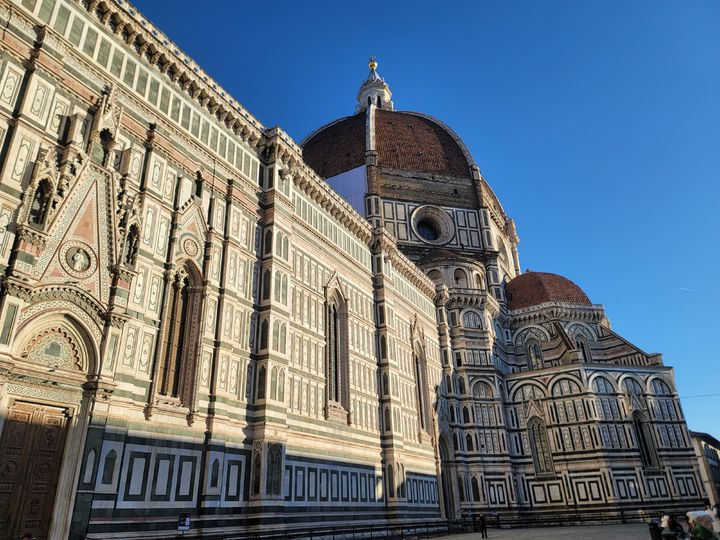 피렌체 대성당. 거대하고 정교한 아름다움이 돋보이는 성당의 외관과 단아한 성당 내부의 대비가 인상적이다. *재판매 및 DB 금지