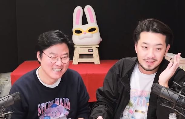 [서울=뉴시스] 나영석PD(왼쪽)와 침착맨(오른쪽)이 유튜브 라이브 방송에서 이야기를 나눴다.&nbsp; (사진= 채널 십오야 유튜브 캡처) 2024.1.25. photo@newsis.com *재판매 및 DB 금지