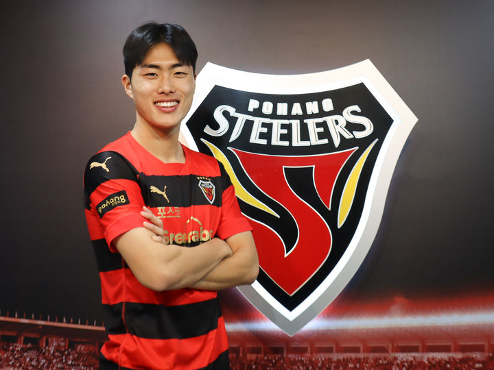 [서울=뉴시스]김명준 준프로 계약. 2024.01.25. (사진=포항스틸러스 제공) *재판매 및 DB 금지