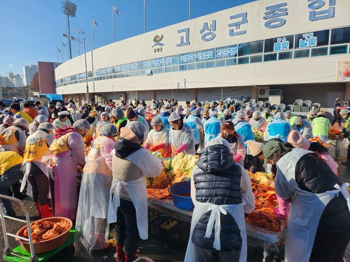 [고성(경남)=뉴시스] 신정철 기자= 경남 고성군은 2023년 인구 대비 연인원 자원봉사 활동률이 55.89%로 경남도 내 18개 시·군 가운데 1위로 나타났다.사진은 지난해 김치봉사 활동. (사진=고성군 제공). 2024.01.25. photo@newsis.com  *재판매 및 DB 금지