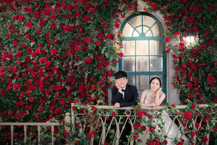 [고성(경남)=뉴시스] 신정철 기자= 8~9년전 세쌍둥이 자매들의 경남 고성군청 임용으로 화제가 됐던 주인공들이 지금은 고성군청 직원들과 결혼해 아이를 1명씩 가졌다(둘째 임신중). 사진은 첫째 장서은(29) 씨 부부의 결혼 모습.(사진=고성군청 제공).2024.01.25. photo@newsis.com *재판매 및 DB 금지