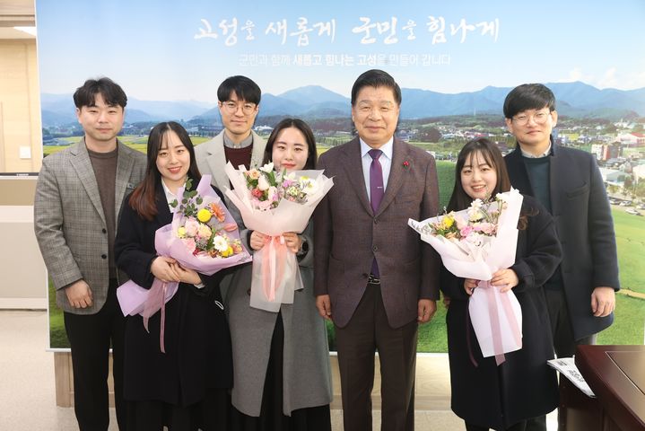 [고성(경남)=뉴시스] 신정철 기자= 8~9년전 세쌍둥이 자매들의 경남 고성군청 임용으로 화제가 됐던 주인공들이 지금은 고성군청 직원들과 결혼해 아이를 1명씩 가졌다(둘째 임신중). 사진은 25일 장서은(29, 첫째)·서연(29, 둘째)·서진(29, 셋째)씨 등 세쌍둥이 자매들과 배우자들이 이상근 고성군수(오른쪽 3번째)와 기념사진을 촬영하고 있다.(사진=고성군청 제공).2024.01.25. photo@newsis.com *재판매 및 DB 금지