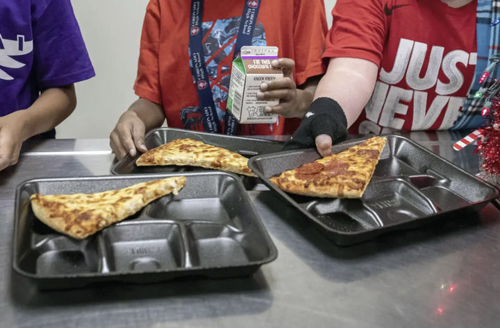 [스코츠데일=AP/뉴시스] 코로나 팬데믹으로 심화된 영국 내 아동 비만 문제가 현재까지 해결되지 않으며 심각한 사회 문제로 이어지고 있다.고 24일(현지 시간) 가디언이 보도했다. 사진은 미국 스코츠데일의 한 학교 급식. (*본문과 관련 없는 사진) 2024.01.25. *재판매 및 DB 금지