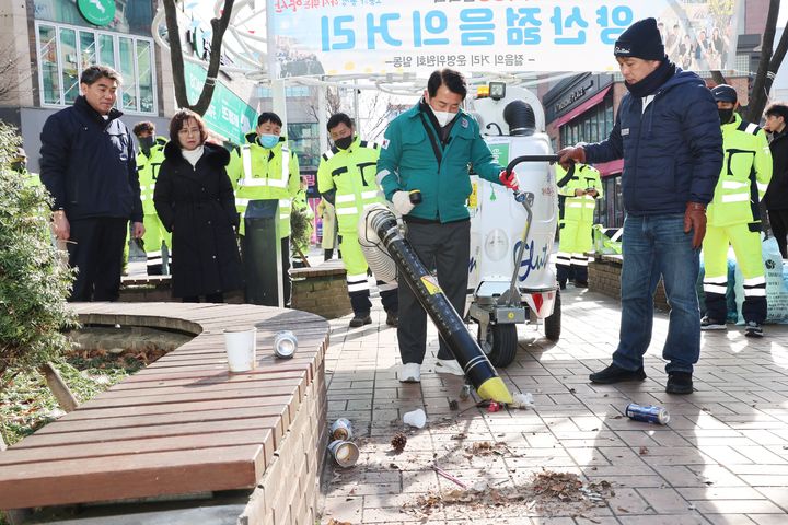 [양산=뉴시스] 나동연 경남 양산시장이 25일 환경미화원의 작업여건 개선을 위해 도입한 친환경 노면청소기를 시범 운영하고 있다. (사진=양산시 제공) 2024.01.25. photo@newsis.com *재판매 및 DB 금지