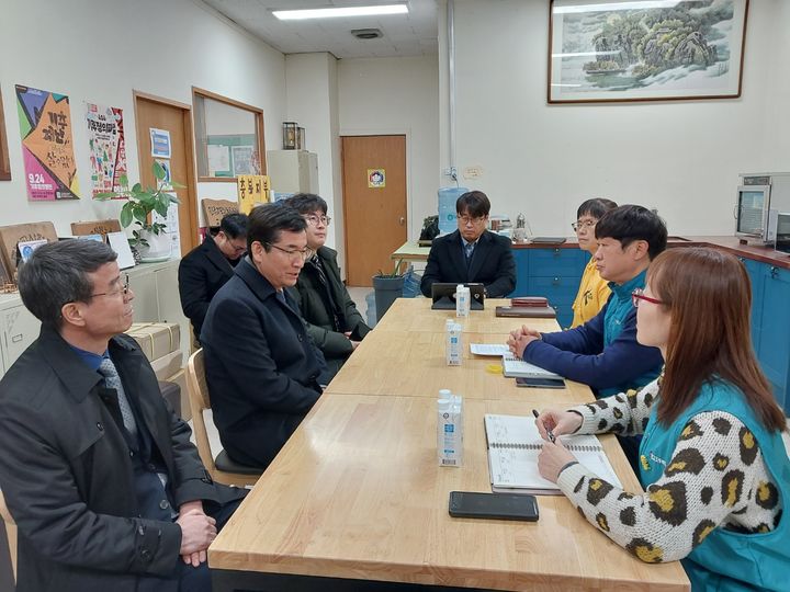 [청주=뉴시스] 윤건영 충북도교육감(왼쪽 가운데)이 25일 전국교직원노종조합 충북지부를 찾아 노조원들과 교육발전을 위한 간담회를 하고 있다. (사진=충북교육청 제공) 2024.01.25. photo@newsis.com *재판매 및 DB 금지