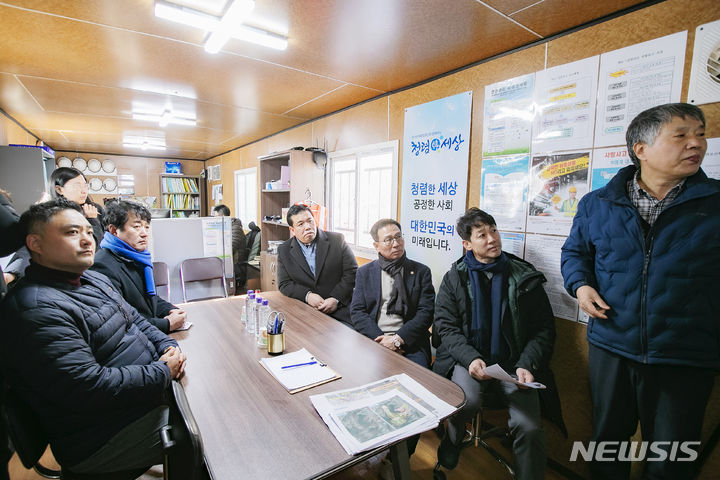 [화성=뉴시스] 화성시의회 도시건설위원들이 삼보폐광산 현황에 대해 관계자의 설명을 듣고 있다.(사진=화성시의회 제공) 2024.01.25. photo@newsis.com