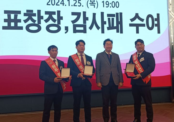 원강수 시장이 정의환 원주청년연구소 회장 등 감사패 수여하고 있다. *재판매 및 DB 금지