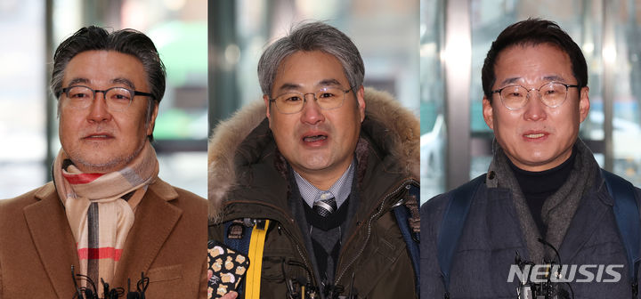 [서울=뉴시스] 고승민 기자 = 세종텔레콤, 스테이지엑스, 마이모바일 입찰대리인들이 25일 서울 송파구 아이티벤처타워에서 열린 5G 28㎓ 대역 주파수 경매에 참가하기 전 취재진 질문에 답하고 있다. 왼쪽부터 윤호상 마이모바일 입찰대리인, 한윤제 스테이지엑스 입찰대리인, 이광모 세종텔레콤 입찰대리인. 2024.01.25. kkssmm99@newsis.com