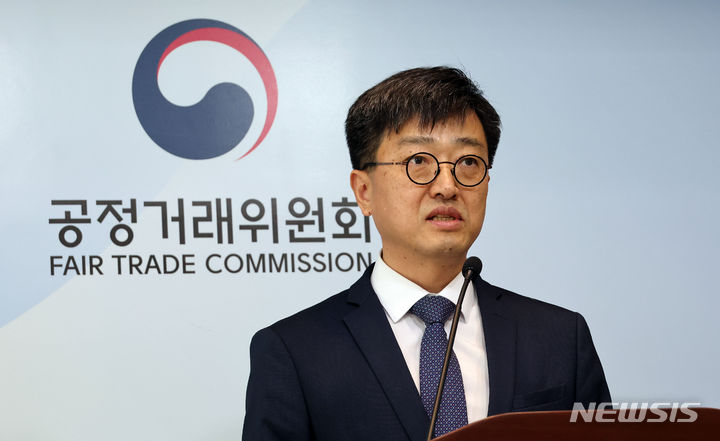 [세종=뉴시스] 강종민 기자 = 오행록 공정거래위원회 제조카르텔조사과장이 25일 세종시 정부세종청사에서 아파트나 건물 옥상 등 이동통신설비 설치 장소의 임차료를 담합한 3개 이동통신사와 sk오앤에스에 대해 시정명령과 과징금 약 200억 원을 부과한다고 밝히고 있다. 2024.01.25. ppkjm@newsis.com