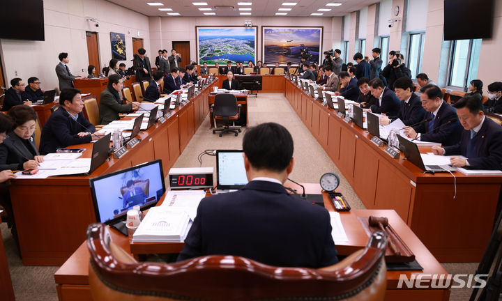 [서울=뉴시스] 이영환 기자 = 김민기 국회 국토교통위원장이 25일 오전 서울 여의도 국회에서 열린 전체회의를 주재하고 있다. 2024.01.25. 20hwan@newsis.com