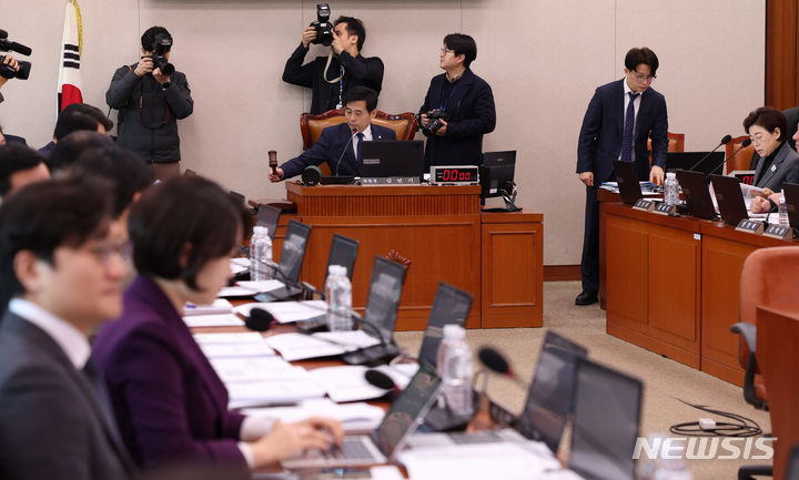 [서울=뉴시스] 이영환 기자 = 김민기 국회 국토교통위원장이 지난 1월25일 오전 서울 여의도 국회에서 열린 전체회의에서 의사봉을 두드리고 있다. 2024.01.25. 20hwan@newsis.com