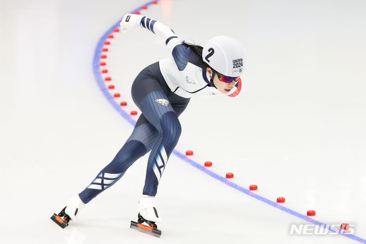 [강릉=뉴시스] 황준선 기자 = 25일 강원 강릉 스피드스케이팅 경기장에서 열린 2024 강원동계청소년올림픽 대회 스피드스케이팅 혼성 계주 준결승전에서 한국 임리원이 역주하고 있다. 2024.01.25. hwang@newsis.com