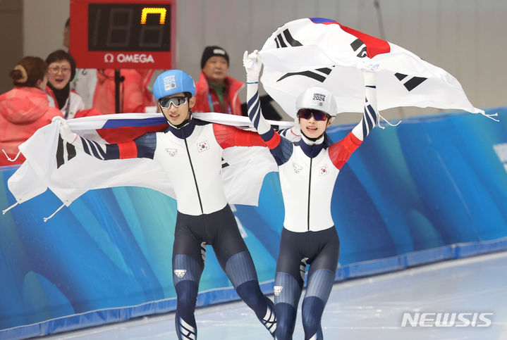 [강릉=뉴시스] 황준선 기자 = 25일 강원 강릉 스피드스케이팅 경기장에서 열린 2024 강원동계청소년올림픽 대회 스피드스케이팅 혼성 계주 결승전에서 은메달을 차지한 한국 허석(왼쪽)과 임리원이 관중들에게 인사하고 있다. 2024.01.25. hwang@newsis.com
