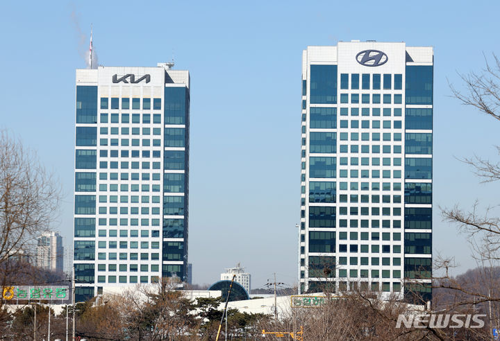 [서울=뉴시스] 고승민 기자 = 현대기아차가 지난해 합상 영업익이 26조7348억을 달성하며 역대급 기록을 세웠다. 현대차는 지난해 매출액 162조6636억원, 영업이익 15조1269억원을 기록했다. 기아차는 지난해 매출액 99조8084억원, 영업이익은 11조6079억원이었다. 사진은 25일 서울 양재동 현대기아자동차 빌딩 모습. 2024.01.25. kkssmm99@newsis.com