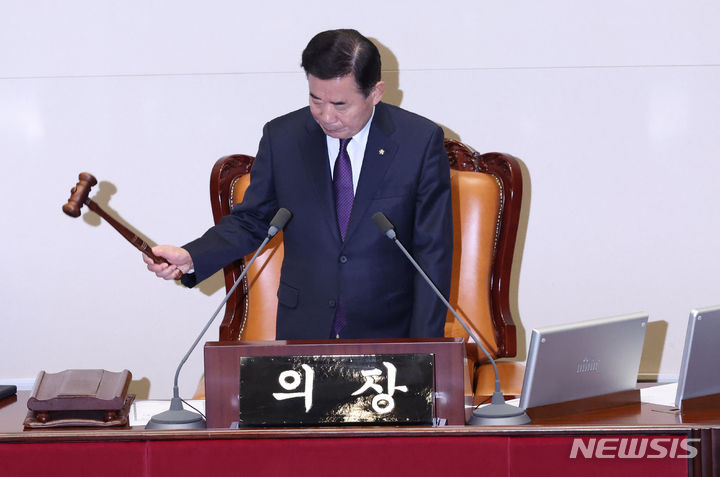 [서울=뉴시스] 추상철 기자 = 김진표 국회의장이 25일 오후 서울 여의도 국회에서 열린 제412회국회(임시회) 제1차 본회의에서 의사봉을 두드리고 있다. 2024.01.25. scchoo@newsis.com