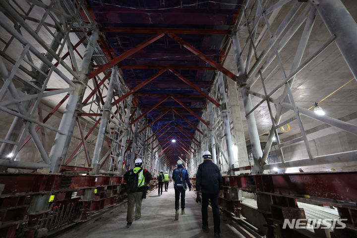 "버텨야 산다"…침체 장기화에 중견 건설사 '공공·SOC' 집중[건설업계 생존전략]③