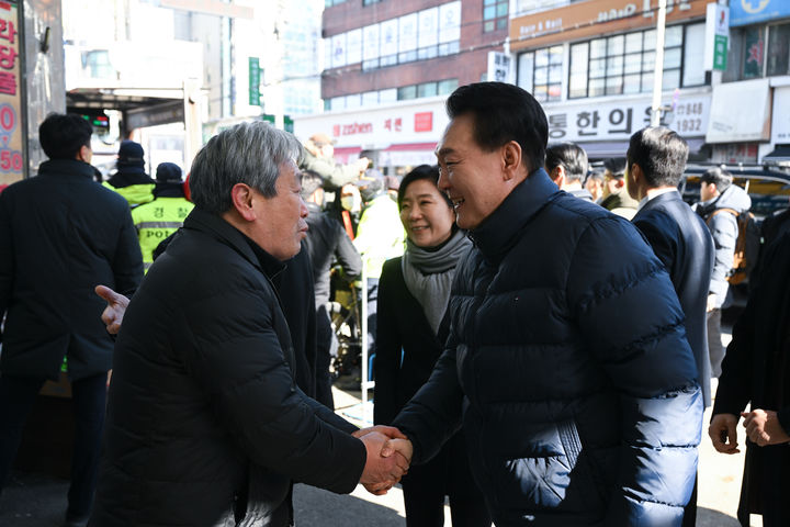 [의정부=뉴시스] 윤석열 대통령이 25일 경기도 의정부시 의정부제일시장을 찾아 시민과 인사나누고 있다. (사진=대통령실 제공) 2024.01.25. photo@newsis.com *재판매 및 DB 금지