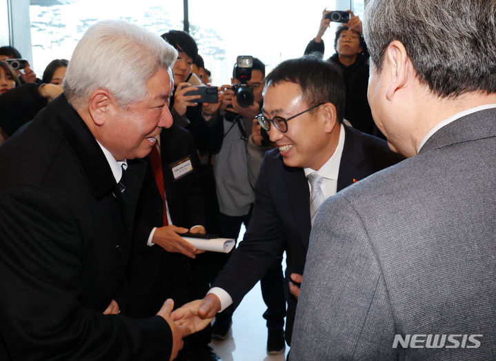 [서울=뉴시스] 조성우 기자 = 김홍일 방송통신위원장(왼쪽)이 25일 오후 서울 영등포구 63컨벤션센터에서 열린 2024년 방송통신인 신년인사회에 참석하며 유영상 한국정보통신진흥협회 회장(SK텔레콤 대표)과 인사하고 있다. 2024.01.25. xconfind@newsis.com