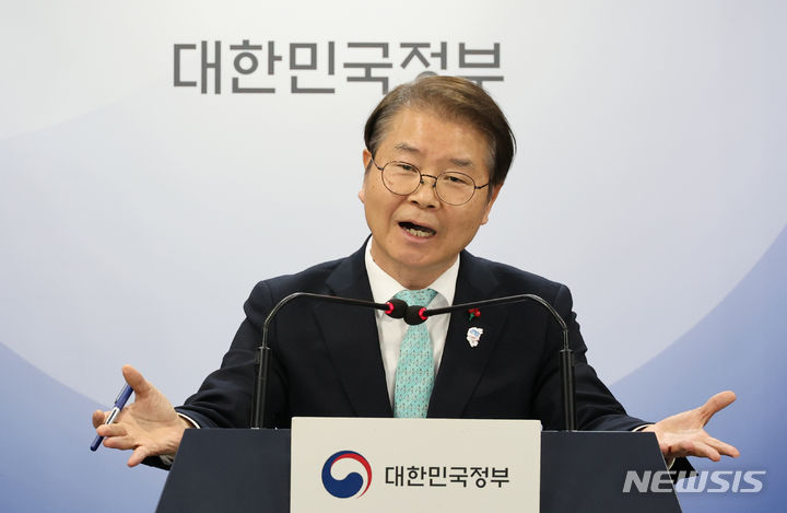 [서울=뉴시스] 김명원 기자 = 이정식 고용노동부 장관이 지난 25일 서울 종로구 정부서울청사에서 중대재해처벌법 관련 입장문 발표한 후 기자들의 질문에 답하고 있다. 2024.01.25. kmx1105@newsis.com