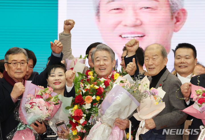 [서울=뉴시스] 조성우 기자 = 강호동 율곡농협조합장이 25일 오후 서울 중구 농협중앙회 본관에서 열린 제25대 농협중앙회장선거에서 당선 확정 후 참석자들과 기념촬영을 하고 있다. 2024.01.25. xconfind@newsis.com