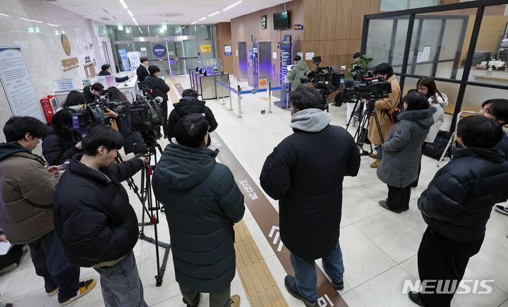 [서울=뉴시스] 조성우 기자 = 배현진 국민의힘 의원이 괴한에게 둔기로 머리를 맞아 병원에서 치료 중인 25일 피습 용의자가 압송돼 조사를 받는 서울 강남구 강남경찰서에 취재진이 대기하고 있다. 2024.01.25. xconfind@newsis.com