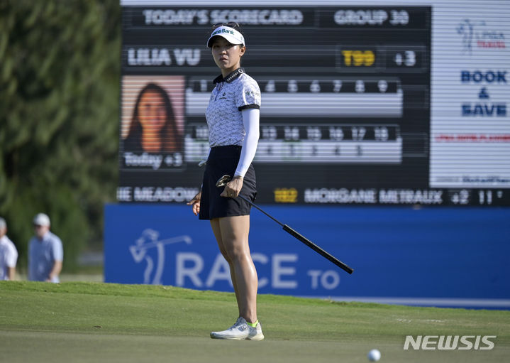 [브레이든턴=AP/뉴시스] 리디아 고(뉴질랜드)가 25일(현지시각) 미 미국 플로리다주 브레이든턴의 브레이든턴 컨트리클럽에서 열린 미국여자프로골프(LPGA) 투어 드라이브온 챔피언십 첫날 18번 그린에서 퍼팅 후 공을 바라보고 있다. 직전 대회에서 우승컵을 들어 올린 리디아 고는 6언더파 65타로 공동 선두에 이름을 올렸다. 2024.01.26.