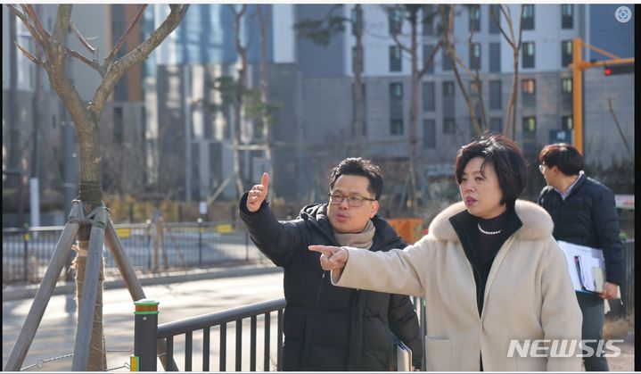 [과천=뉴시스] 추운 날씨에도 불구하고, 신계용 시장이 개교를 앞둔 율목초·중통합학교 건설 현장을 방문해 현장 관계자들과 안전점검을 하고 있다.(사진 과천시 제공). 2024.01.26.photo@newsis.com*재판매 및 DB 금지