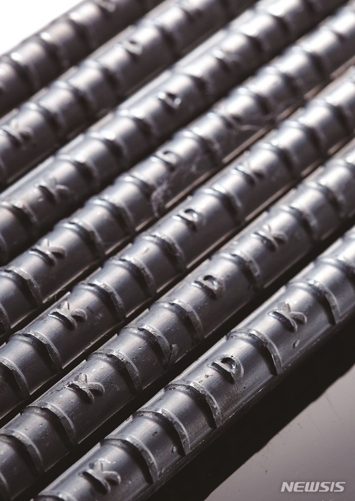 [서울=뉴시스]환경성적표지인증을 취득한 동국제강 봉강·형강·코일철근 제품.(사진=동국제강 제공)