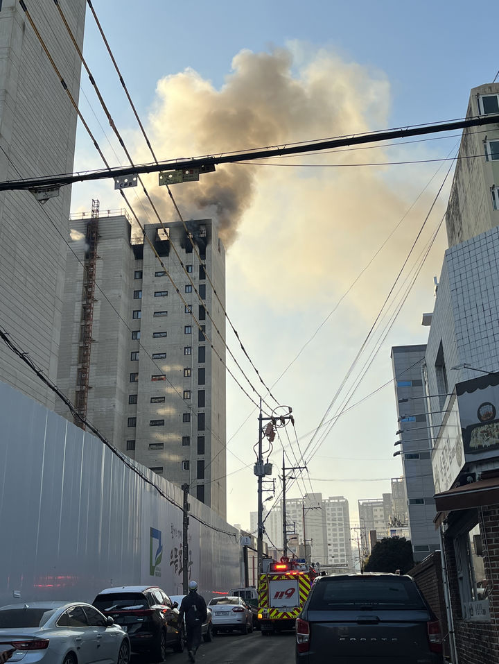 [광주=뉴시스] 박기웅 기자 = 26일 오전 8시5분께 광주 남구 봉선동 아파트 재건축현장에서 불이 나 소방당국이 진화하고 있다. 2024.01.26. (사진=독자제공) photo@newsis.com *재판매 및 DB 금지