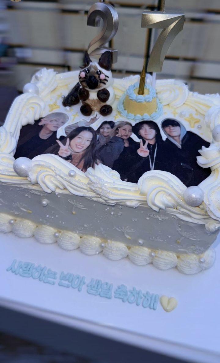 [서울=뉴시스] 세븐틴 승관이 올린 문빈 스물일곱 번째 생일 축하 케이크 사진. (사진 = 인스타그램 스토리 캡처) 2024.01.26. photo@newsis.com *재판매 및 DB 금지