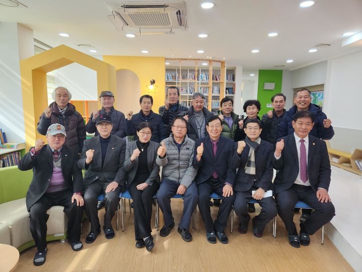 [함양=뉴시스] 서상초 총동창회 100주년 기념사업추진위원회 위원들이 서상초등학교 회의실에 모여 100주년 기념 사업을 논의 했다. *재판매 및 DB 금지 *재판매 및 DB 금지