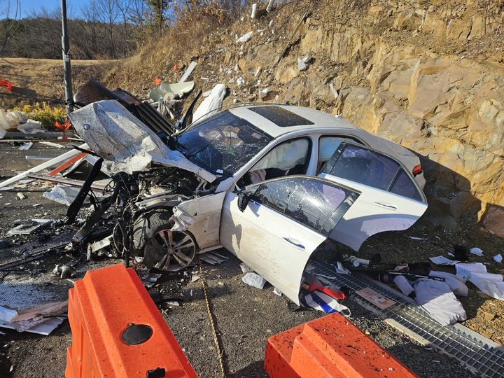 [대구=뉴시스] 25일 오후 3시10분께 대구 북구 도남동의 한 아파트단지 앞 버스 종점에 설치된 이동식 화장실로 벤츠 차량이 돌진하는 사고가 발생했다. (사진=대구강북소방서 제공) 2024.01.26. photo@newsis.com *재판매 및 DB 금지