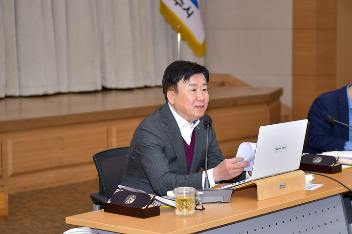 [여수=뉴시스] 26일 전남 여수시청에서 정기명 여수시장이 ‘설 명절 종합대책 보고회’를 하고 있다. (사진=여수시 제공) 2024.01.26. photo@newsis.com *재판매 및 DB 금지