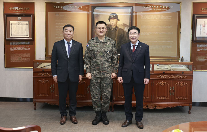 [계룡=뉴시스] 왼쪽부터 김범규 계룡시의회 의장, 박안수 육군참모총장, 이응우 계룡시장 *재판매 및 DB 금지